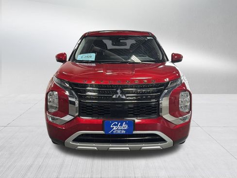 Used 2025 Mitsubishi Outlander SE image 2