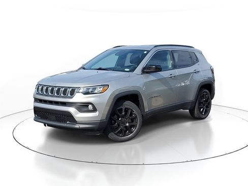 Used 2023 Jeep Compass Latitude AWD/4WD image 1