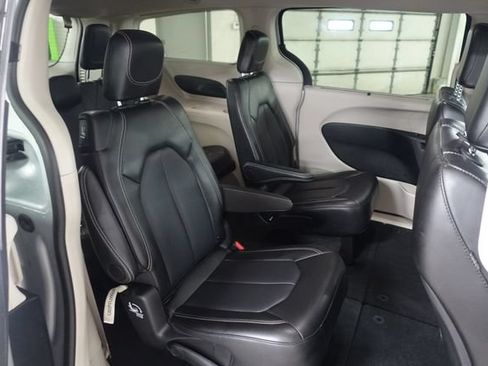 Used 2024 Chrysler Pacifica Touring-L FWD image 23