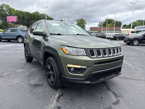 Used 2019 Jeep Compass Latitude w/ Popular Equipment Group AWD/4WD image 4