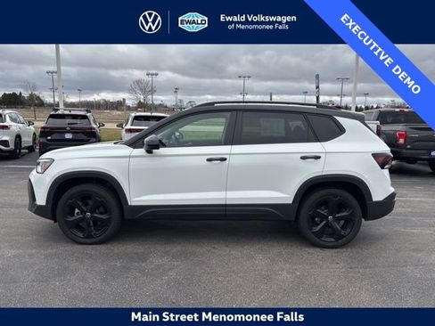 Certified 2025 Volkswagen Taos SE AWD/4WD image 9