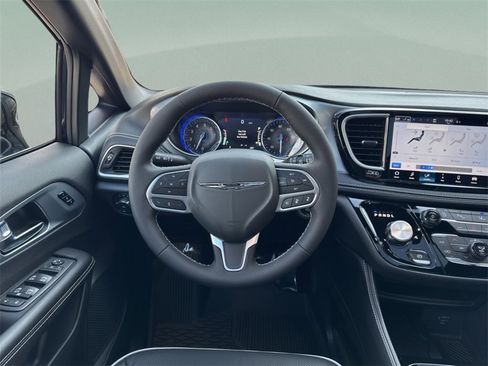 New 2026 Chrysler Pacifica Limited image 36