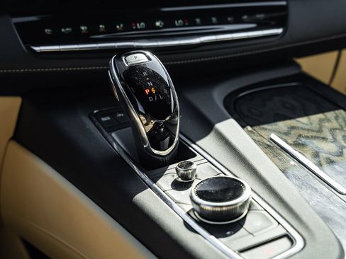 Used 2024 Cadillac Escalade Premium Luxury AWD/4WD image 30