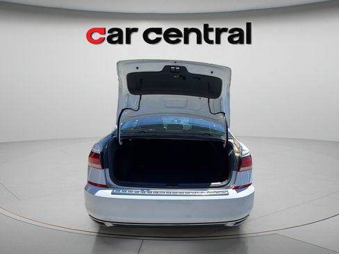 Used 2021 Volkswagen Passat 2.0T SE FWD image 9