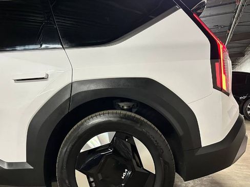 Used 2025 Kia EV9 Wind image 11