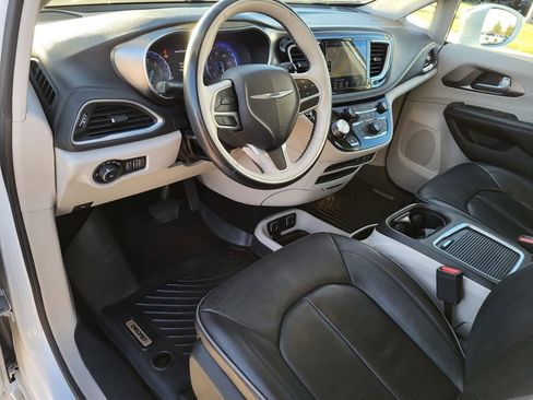 Used 2018 Chrysler Pacifica Limited image 22