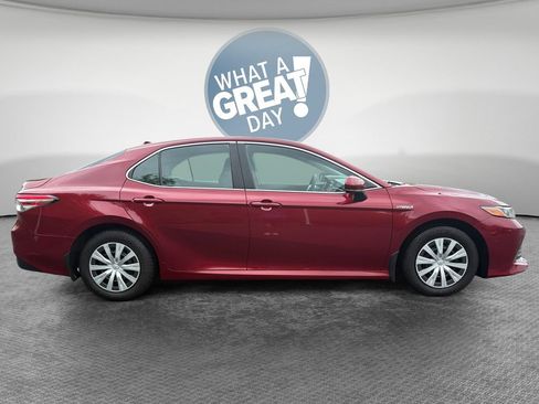 Used 2019 Toyota Camry LE FWD image 2