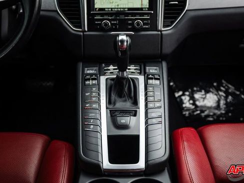 Used 2015 Porsche Macan Turbo image 19