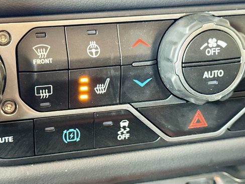 Used 2025 Jeep Wrangler Unlimited Sahara AWD/4WD image 23