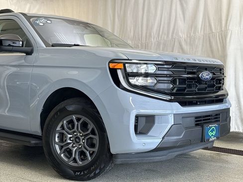 Used 2025 Ford Expedition Active AWD/4WD image 2