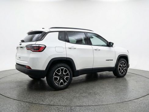 Used 2025 Jeep Compass Trailhawk image 9