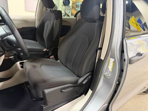 Used 2021 Chrysler Voyager L FWD image 34