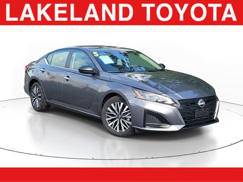 Used 2025 Nissan Altima 2.5 SV FWD image 1