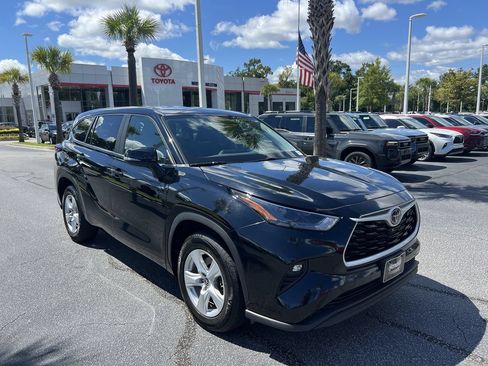 Used 2024 Toyota Highlander LE FWD image 2