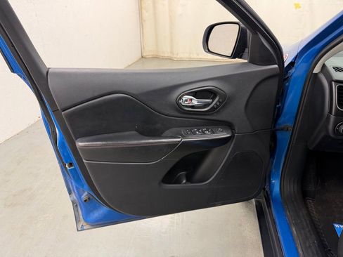 Used 2020 Jeep Cherokee Trailhawk image 15