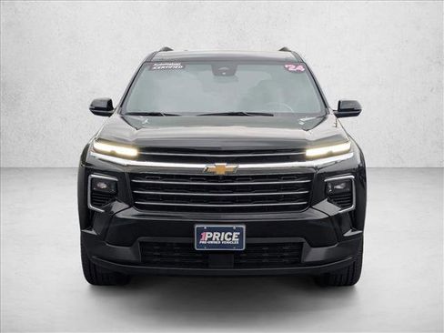Used 2024 Chevrolet Traverse LT image 2
