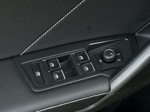 Used 2022 Volkswagen Tiguan SE image 11