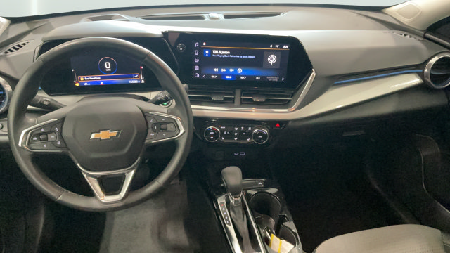 Used 2025 Chevrolet Trax LT w/ LT Convenience Package FWD image 11