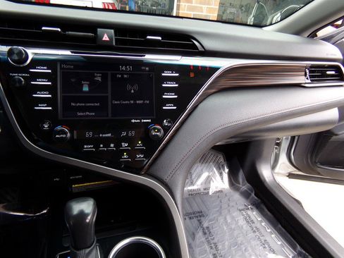 Used 2020 Toyota Camry XLE image 32