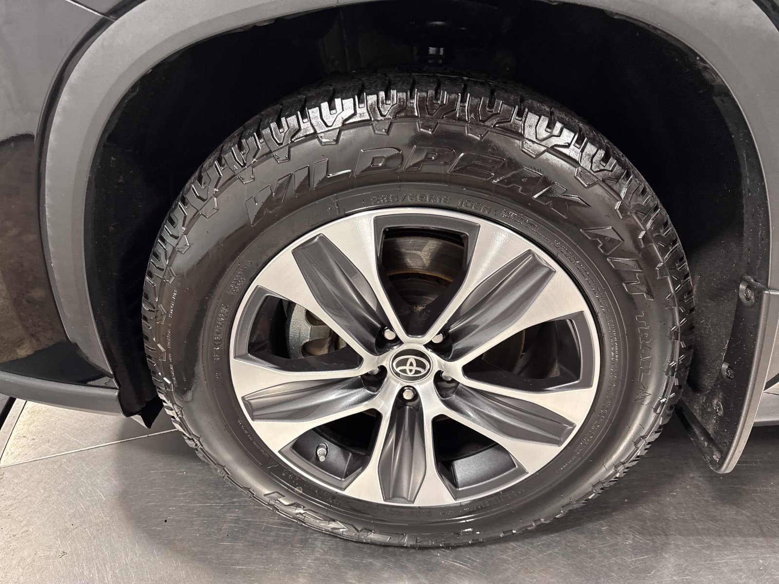 Used 2021 Toyota Highlander XLE AWD/4WD image 2
