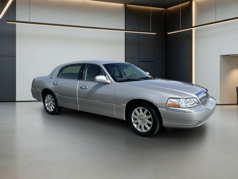 Used 2011 Lincoln Town Car Signature Limited RWD image 7