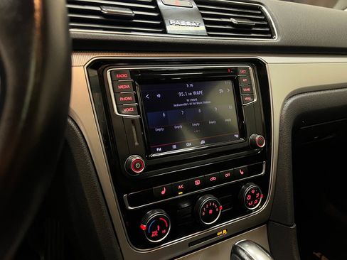 Used 2019 Volkswagen Passat 2.0T Wolfsburg w/ Wheels & Sunroof Package image 23