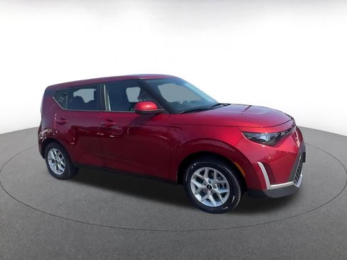 Used 2025 Kia Soul LX w/ LX Technology Package FWD image 2