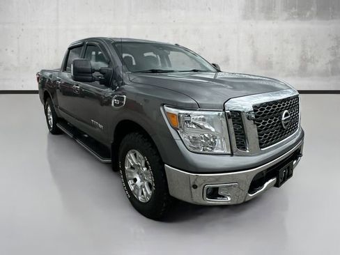 Used 2017 Nissan Titan SV image 3