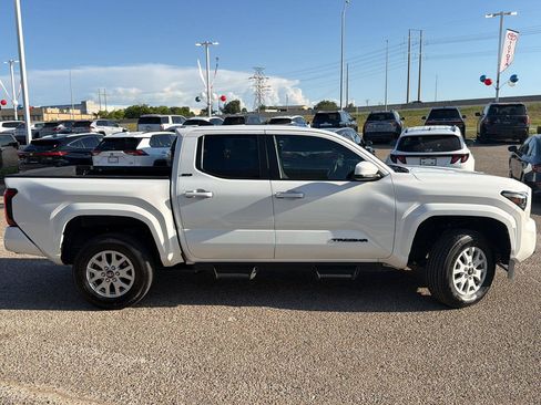 Used 2025 Toyota Tacoma SR5 AWD/4WD image 2
