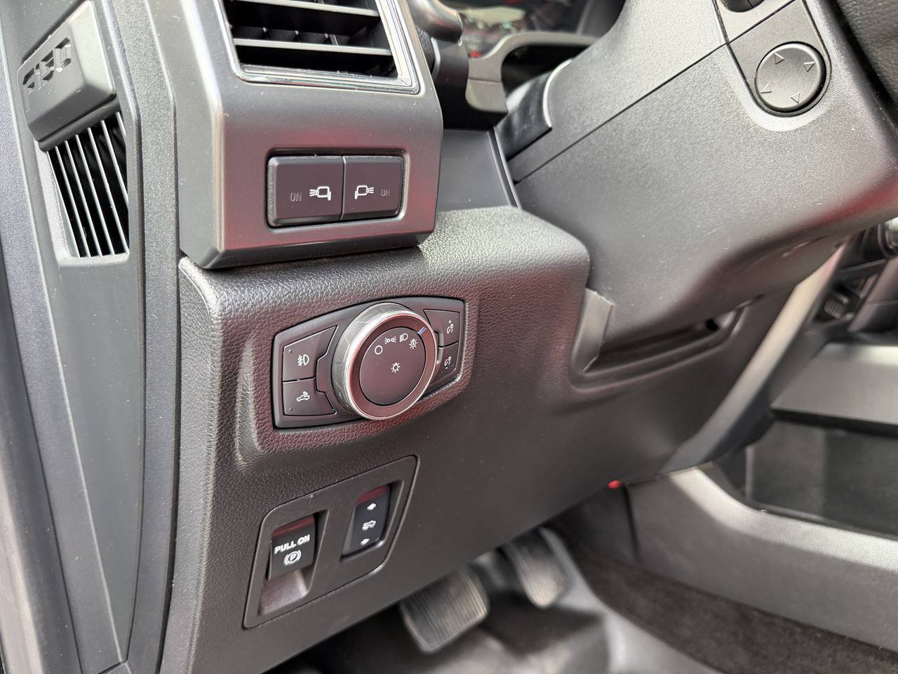 Used 2018 Ford F150 Lariat w/ Equipment Group 502A Luxury AWD/4WD image 19