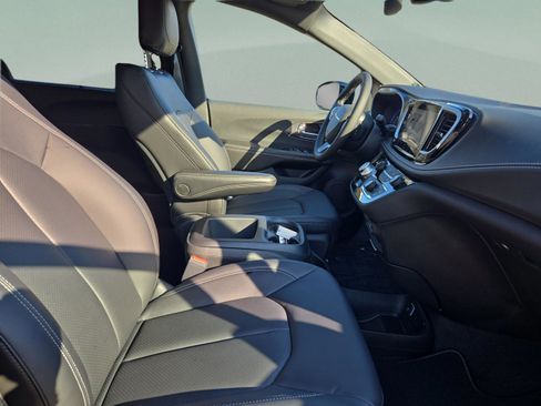 New 2026 Chrysler Pacifica Select image 23