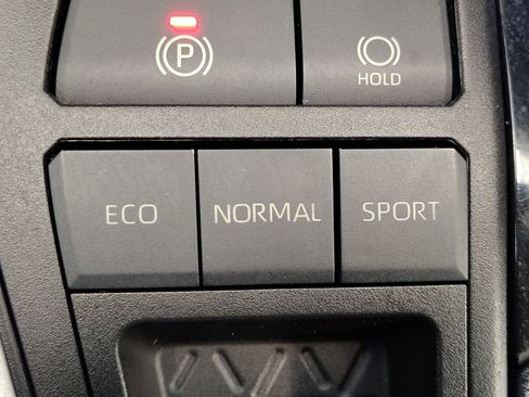 Used 2021 Toyota RAV4 XLE FWD image 5