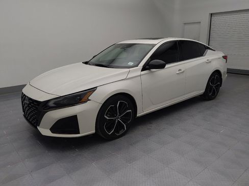 Used 2023 Nissan Altima 2.5 SR w/ SR Premium Package image 2