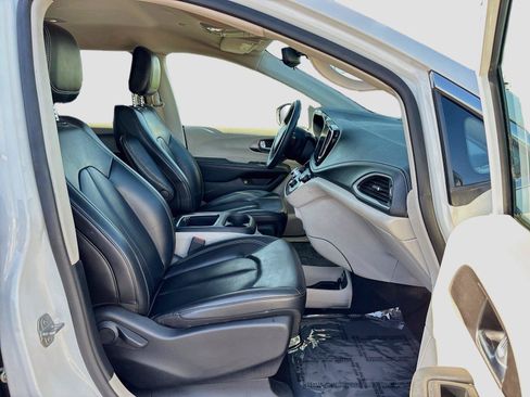 Used 2023 Chrysler Pacifica Touring-L FWD image 28
