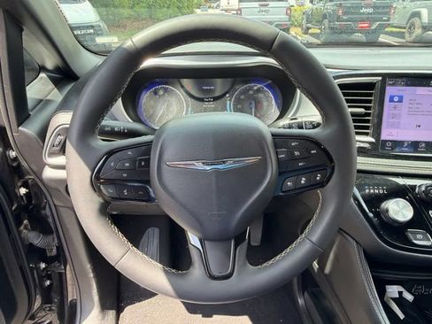 Used 2025 Chrysler Pacifica Limited FWD image 20