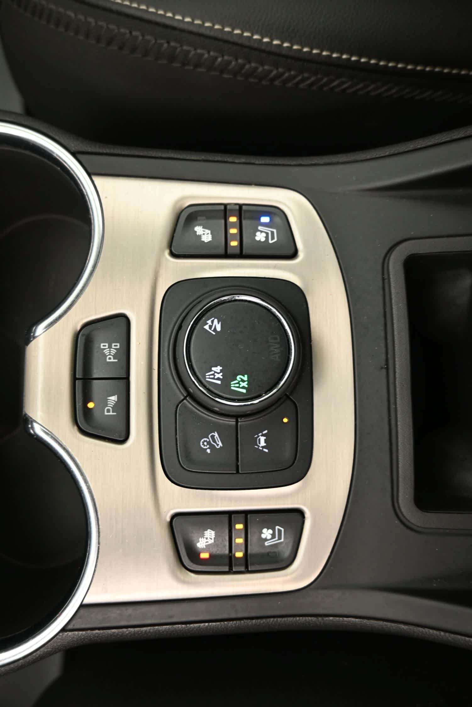 Used 2024 GMC Terrain Denali w/ Denali Premium Package AWD/4WD image 10