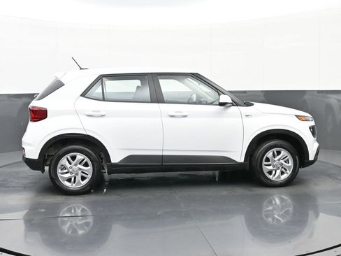 Certified 2025 Hyundai Venue SE image 3