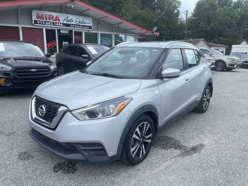 Used 2018 Nissan Kicks SV FWD image 3