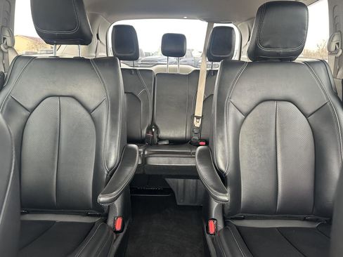 Used 2024 Chrysler Pacifica Select image 42