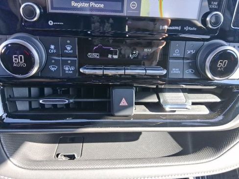 Used 2022 Toyota Highlander XLE image 25