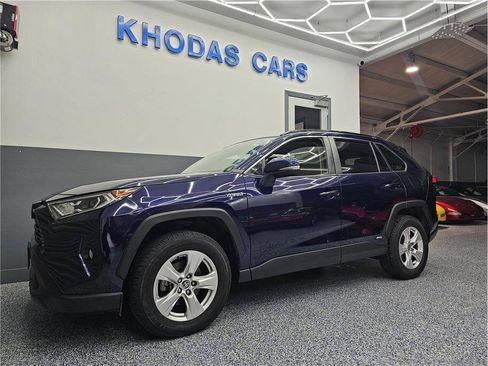Used 2020 Toyota RAV4 XLE w/ Convenience Package AWD/4WD image 2