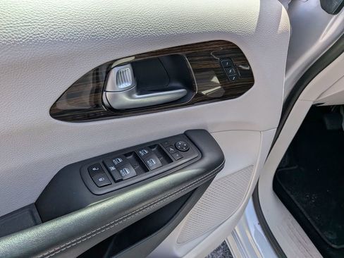 Used 2024 Chrysler Pacifica Limited image 11