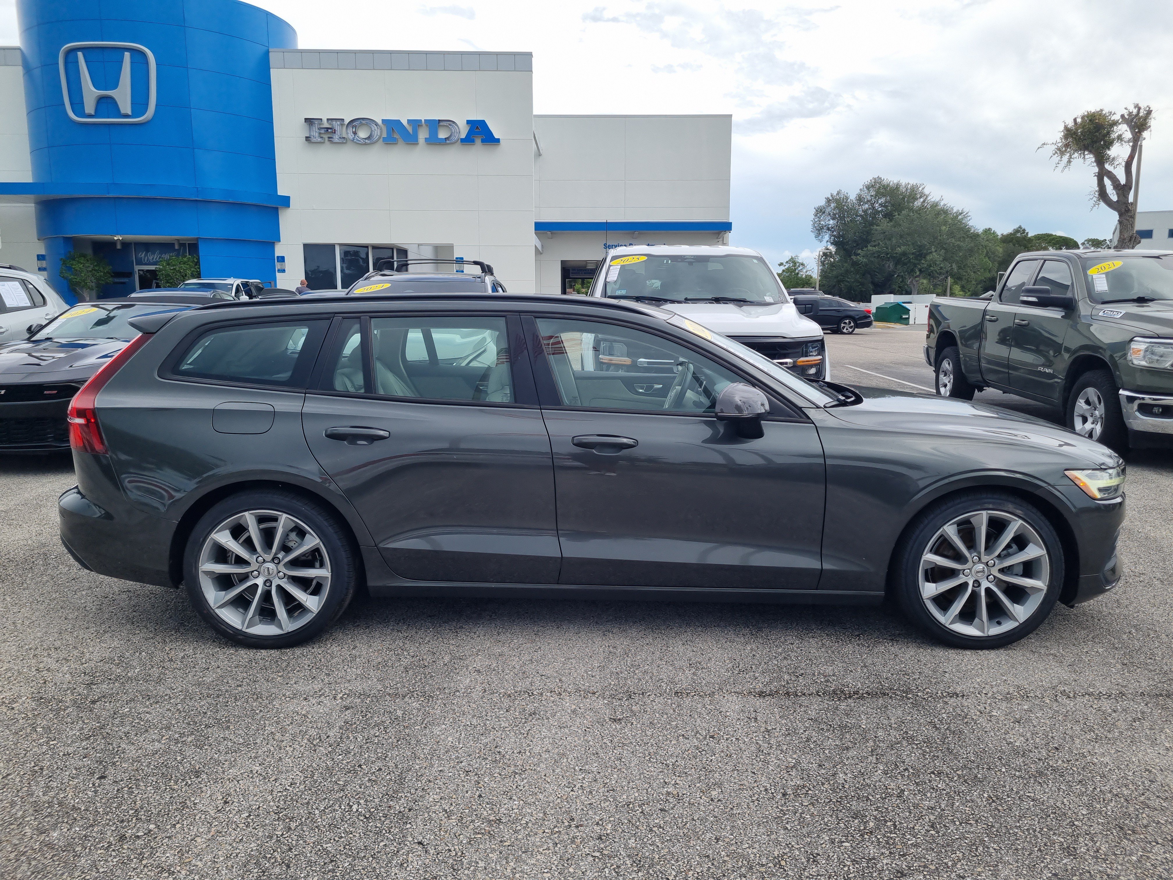 Used 2020 Volvo V60 T5 Momentum FWD image 8