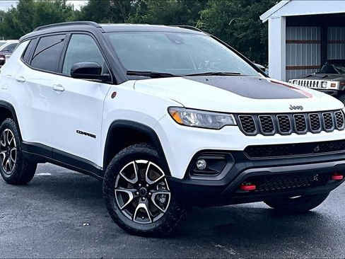 Used 2025 Jeep Compass Trailhawk AWD/4WD image 36