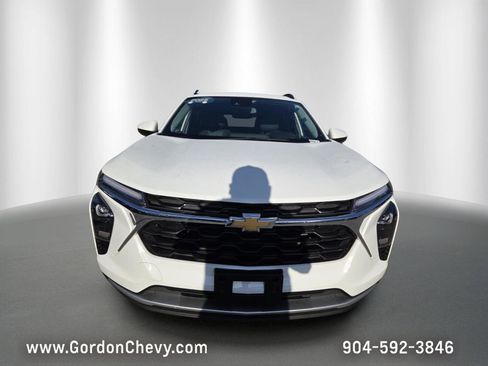 Certified 2025 Chevrolet Trax LT w/ LT Convenience Package FWD image 9