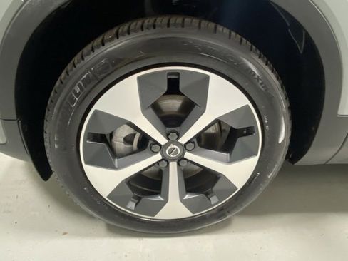 Used 2025 Volvo XC40 B5 Plus image 5