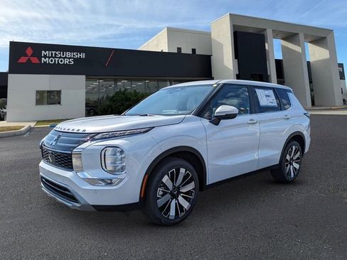 New 2025 Mitsubishi Outlander SE image 1