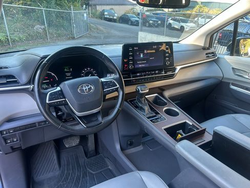 Used 2021 Toyota Sienna XLE image 19