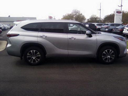 Used 2024 Toyota Highlander XLE image 7