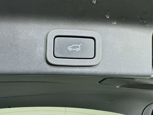 Used 2017 Jaguar F-PACE Premium image 28